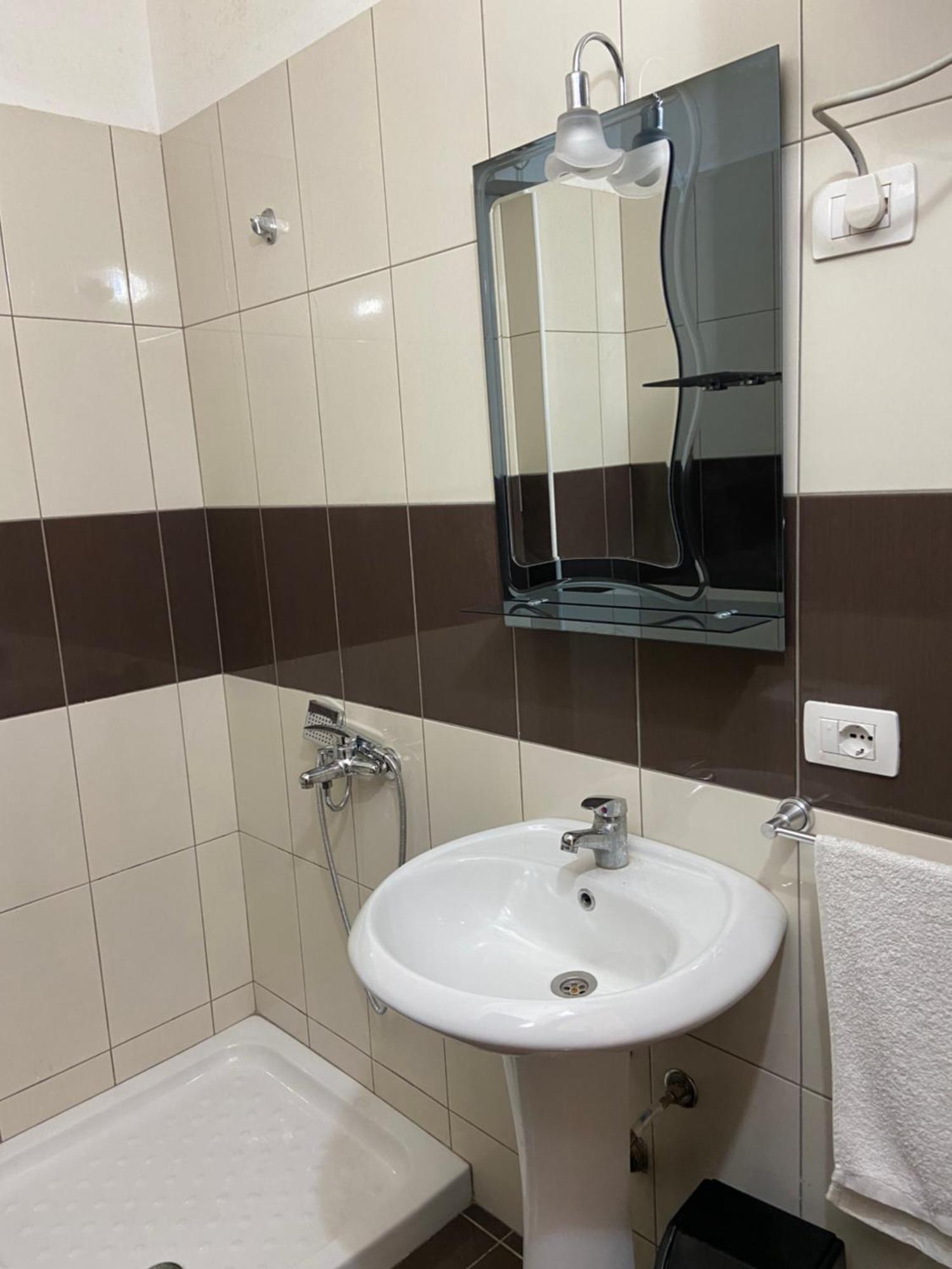 Ari Apartaments Vlorë エクステリア 写真