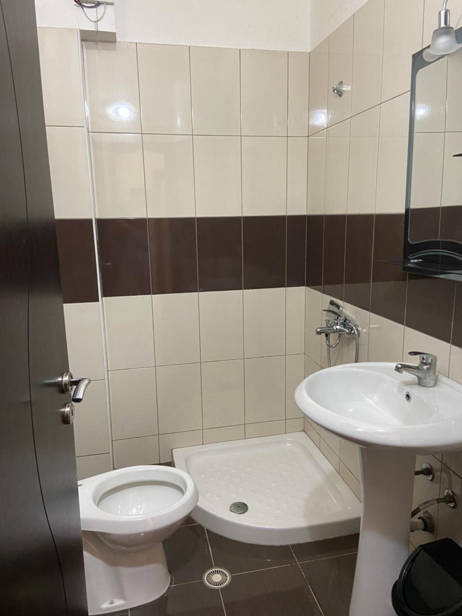 Ari Apartaments Vlorë エクステリア 写真